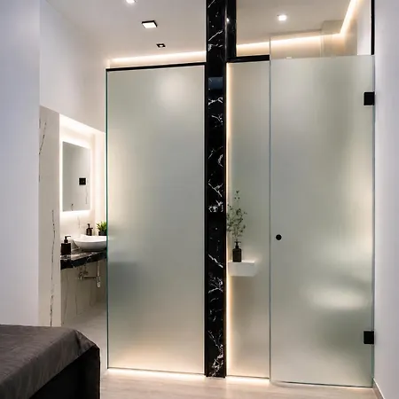 شقة Luxury Marble At White Tower - Designer Mirrors , Ambient Led Lighting , 40sqm ,2 Smart Tv's - Gas Heating - Airco - Netflix سالونيك