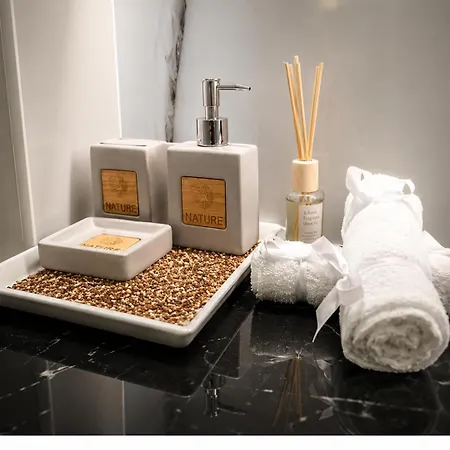 شقة Luxury Marble At White Tower - Designer Mirrors , Ambient Led Lighting , 40sqm ,2 Smart Tv's - Gas Heating - Airco - Netflix *