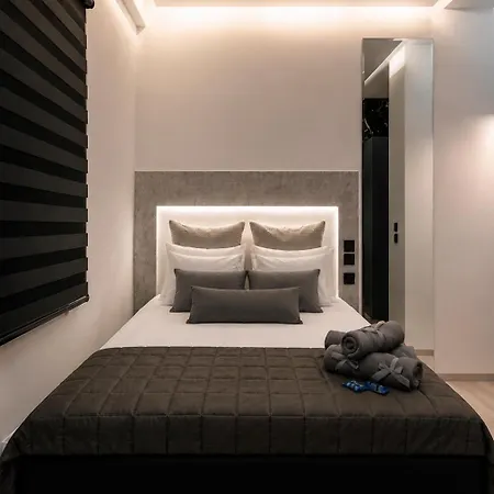 Luxury Marble At White Tower - Designer Mirrors , Ambient Led Lighting , 40sqm ,2 Smart Tv's - Gas Heating - Airco - Netflix *
