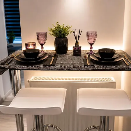 Luxury Marble At White Tower - Designer Mirrors , Ambient Led Lighting , 40sqm ,2 Smart Tv's - Gas Heating - Airco - Netflix سالونيك