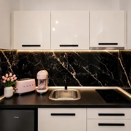 Luxury Marble At White Tower - Designer Mirrors , Ambient Led Lighting , 40sqm ,2 Smart Tv's - Gas Heating - Airco - Netflix