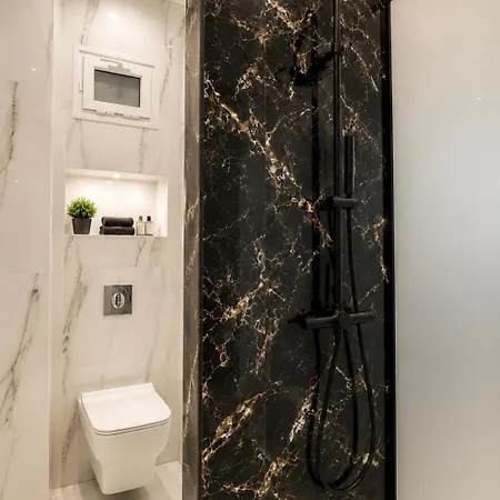 Apartmán Luxury Marble At White Tower - Designer Mirrors , Ambient Led Lighting , 40sqm ,2 Smart Tv's - Gas Heating - Airco - Netflix *
