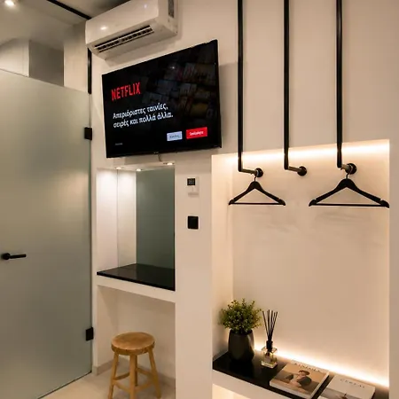 Luxury Marble At White Tower - Designer Mirrors , Ambient Led Lighting , 40sqm ,2 Smart Tv's - Gas Heating - Airco - Netflix شقة سالونيك