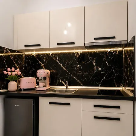 Luxury Marble At White Tower - Designer Mirrors , Ambient Led Lighting , 40sqm ,2 Smart Tv's - Gas Heating - Airco - Netflix * سالونيك
