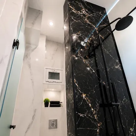 Luxury Marble At White Tower - Designer Mirrors , Ambient Led Lighting , 40sqm ,2 Smart Tv's - Gas Heating - Airco - Netflix شقة سالونيك